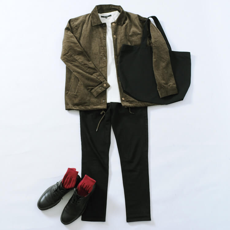 カーキのコーチジャケットと赤靴下のコーデ