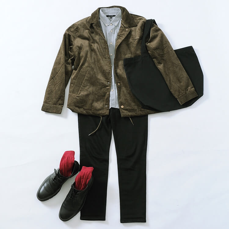 カーキのコーチジャケットとグレーシャツに赤靴下を合わせたコーデ