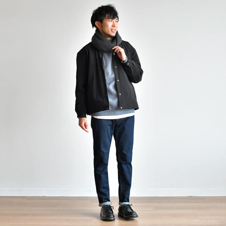 コーチジャケットなどスポーティーなアイテムを合わせたメンズのスヌードコーデ