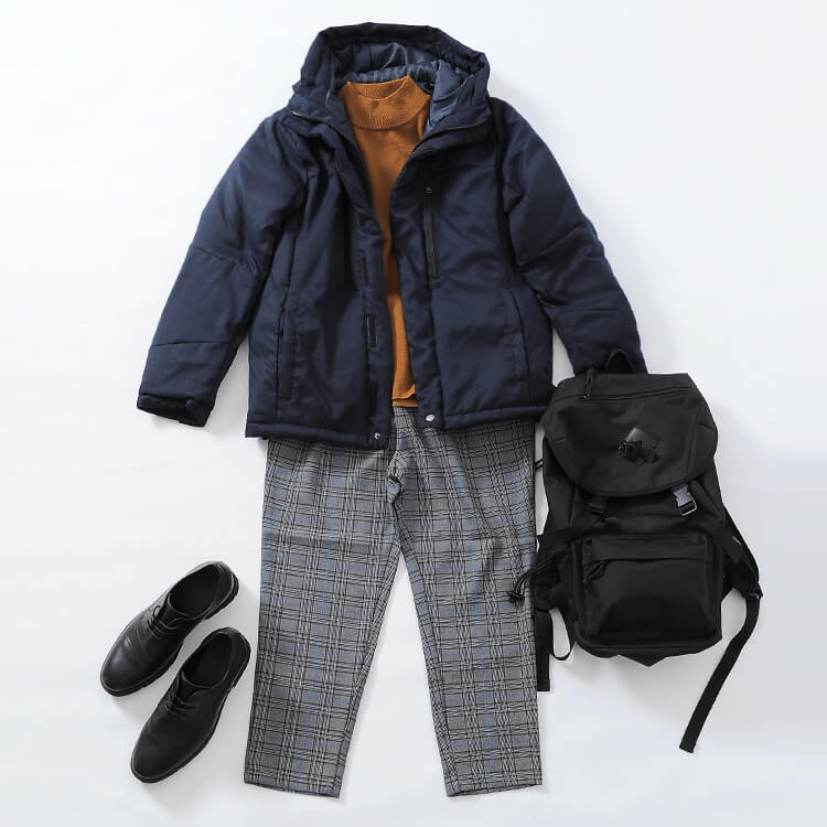 ネイビーのダウンジャケットとマスタードニットのコーデ