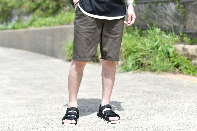 ショートパンツとサンダル