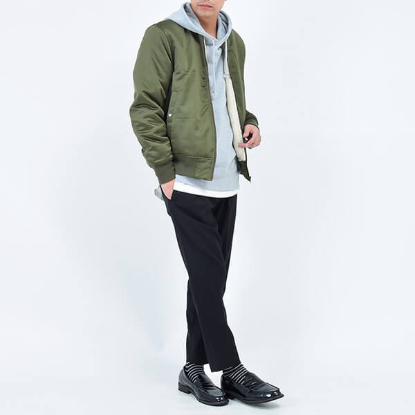 カーキの裏ボアma1ジャケットとパーカーを重ね着した冬コーデ