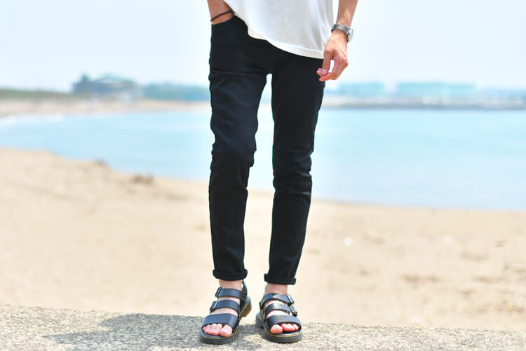 無地Tシャツに合う黒スキニーパンツ