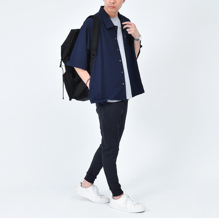 コーチジャケットとジョガーパンツのスポーツミックスコーデ