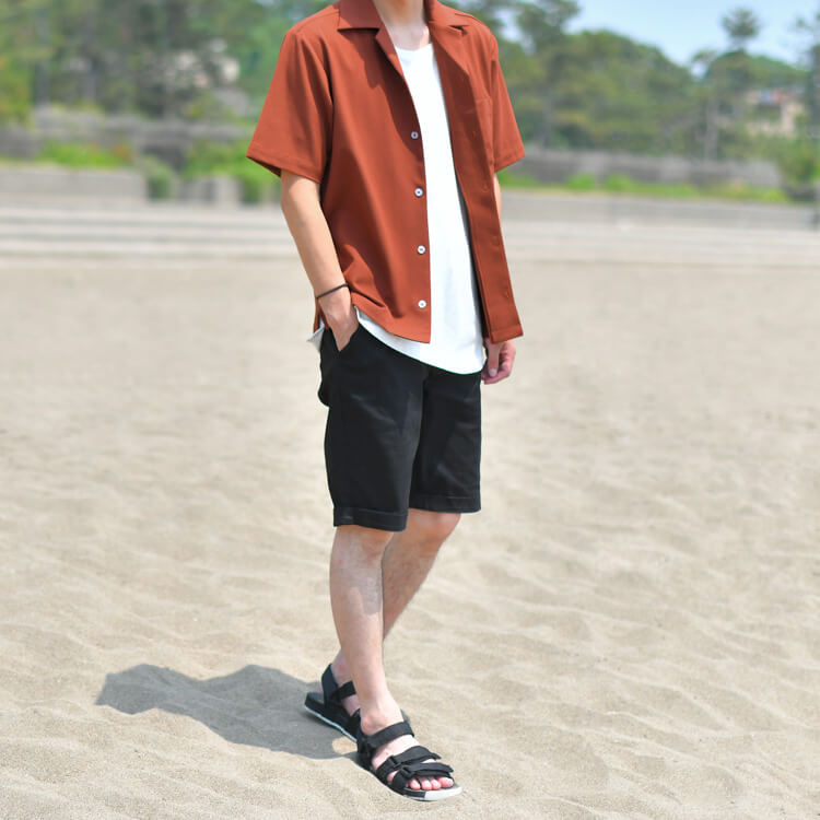 テラコッタの開襟シャツと白Tシャツの黒ショートパンツコーデ