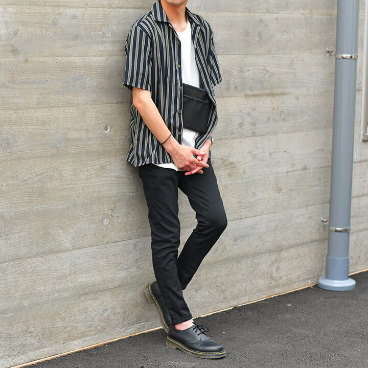 ストライプ柄半袖シャツと黒スキニーのコーデ