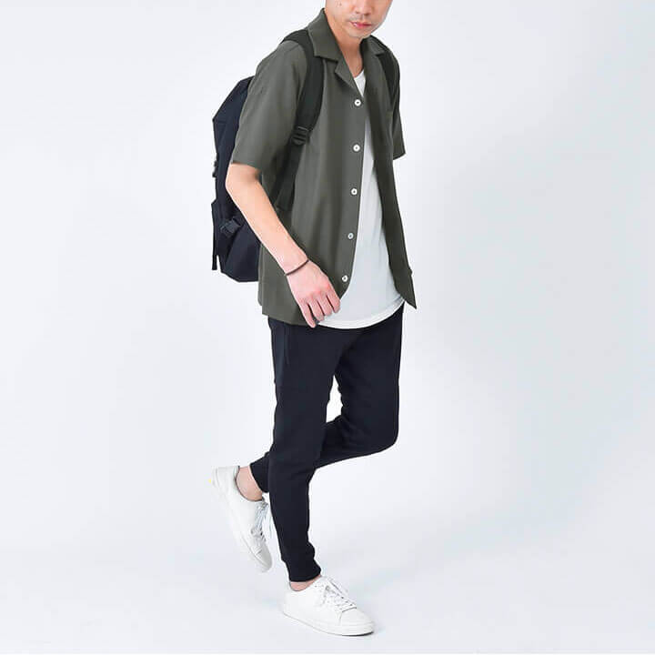 開襟シャツとジョガーパンツのコーデ