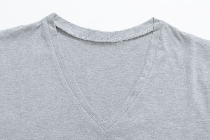 VネックのグレーTシャツ