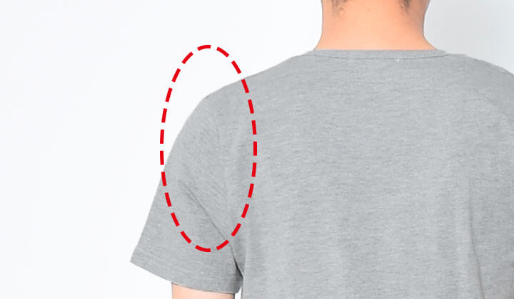 肩幅・グレーTシャツ