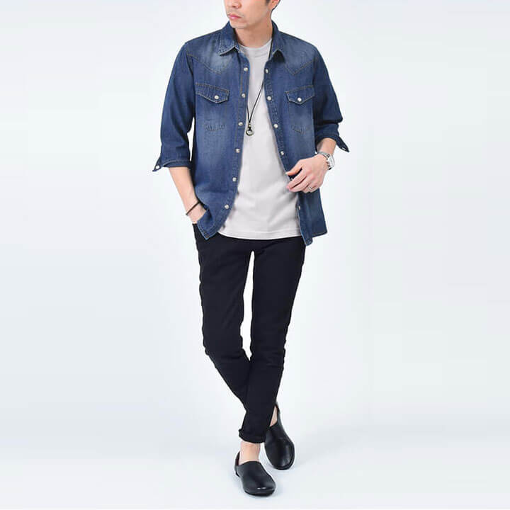 デニムシャツとグレーTシャツのコーデ