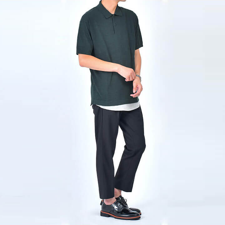 ポロシャツとグレーTシャツのコーデ