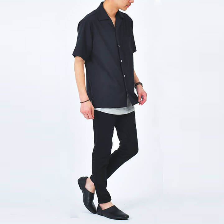 開襟シャツとグレーTシャツのコーデ