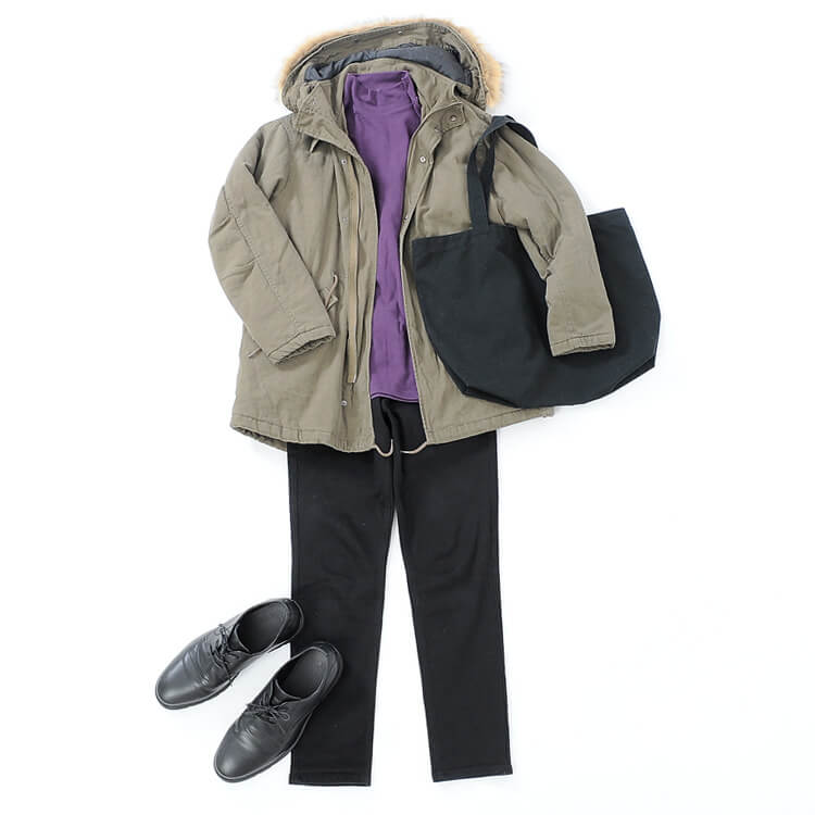 オリーブのモッズコートと紫トップスのカジュアルコーデ