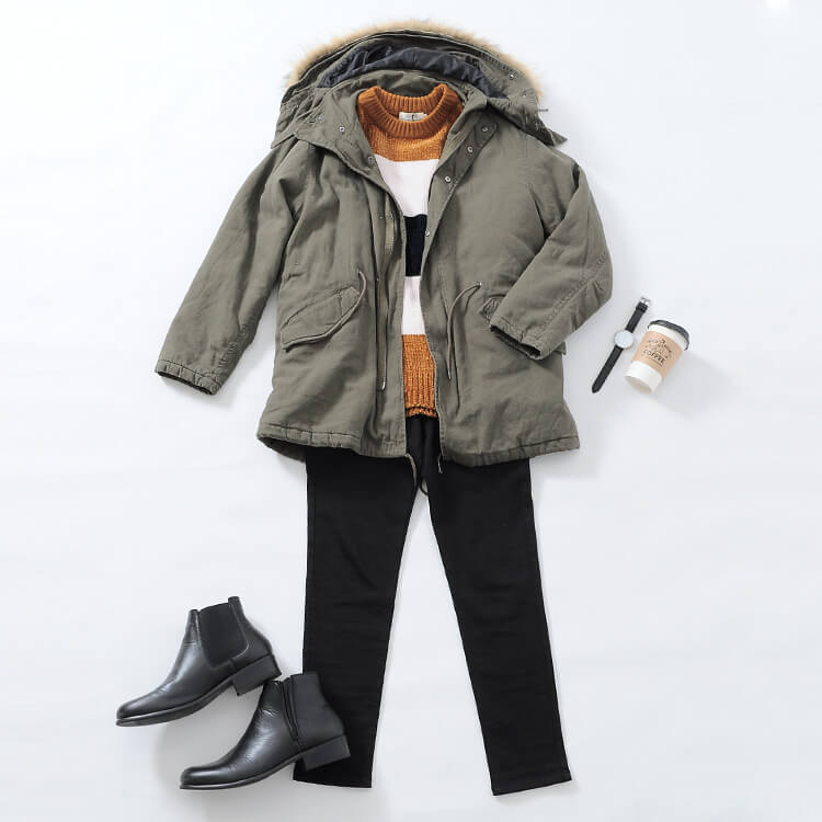 カーキのモッズコートにマスタードニットを合わせたコーデ