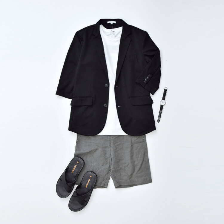 黒のサマージャケットとグレーのハーフパンツのコーデ