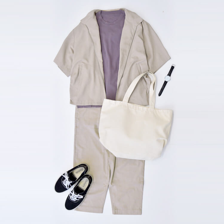 スモーキーパープルのニットとベージュのセットアップコーデ