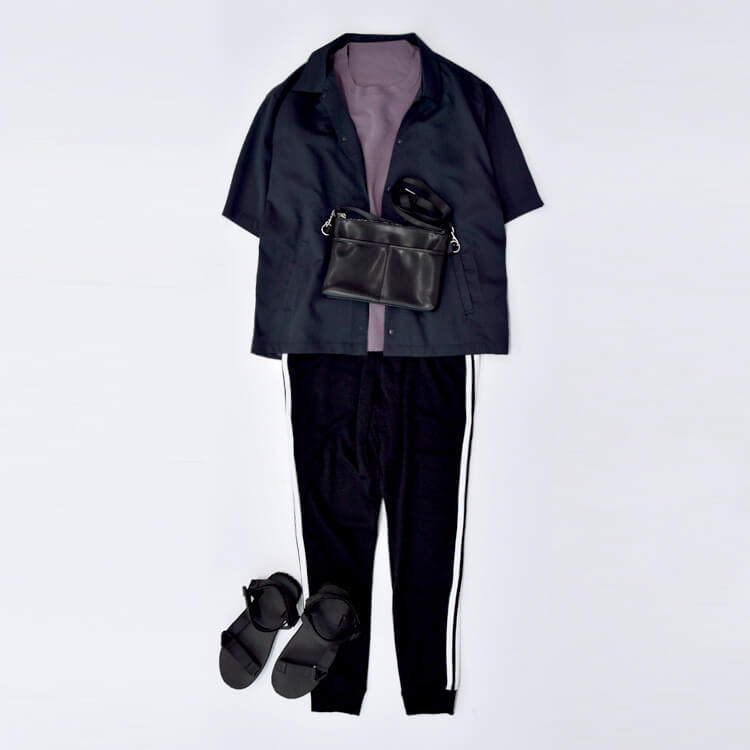 スモーキーパープルとのサマーニットとラインジョガーパンツのコーデ