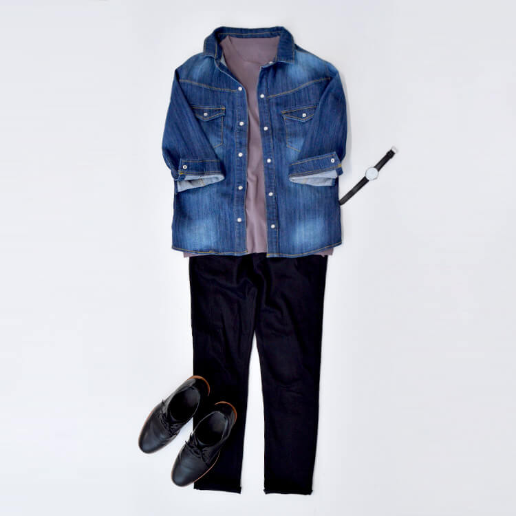 スモーキーパープルと―キーパープルのサマーニットとデニムジャケットのコーデ