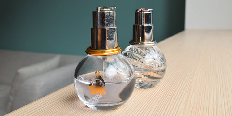 香水が2つテーブルに置いてある