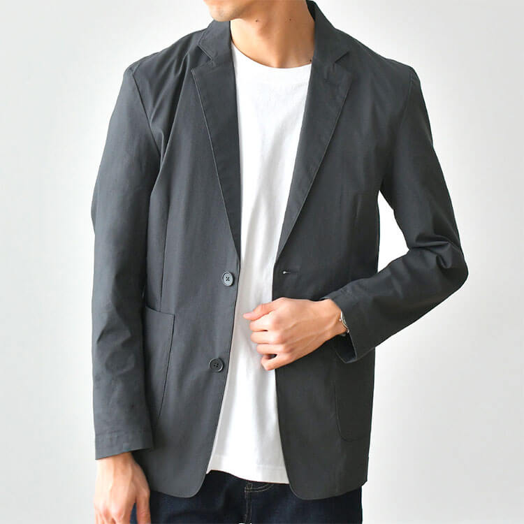 なで肩をカバーするジャケットを着用したメンズ画像