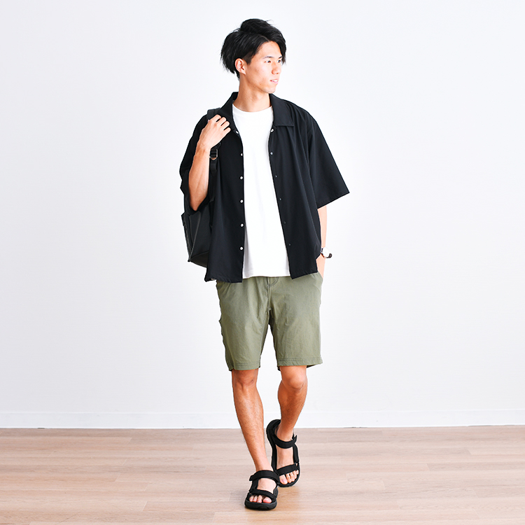 黒のコーチシャツと白Tシャツとカーキのショーツとスポーツサンダルのメンズコーデ