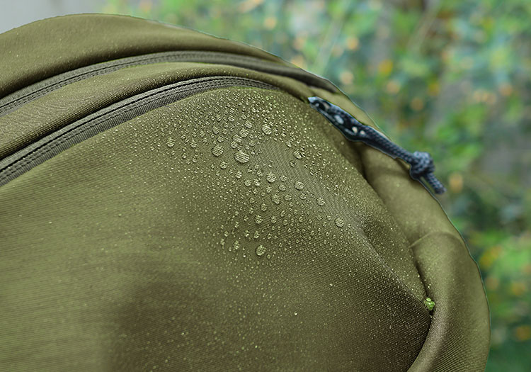 機能的なミニショルダーバッグ