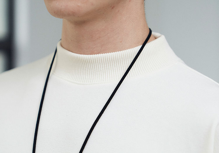 モックネックにフォーカスした首まわりの画像