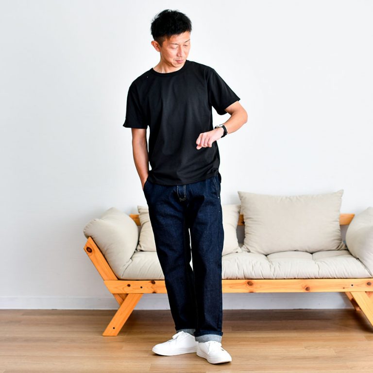 40代メンズにおすすめ！黒Tシャツと濃紺デニムで作るスマートなカジュアルコーデ