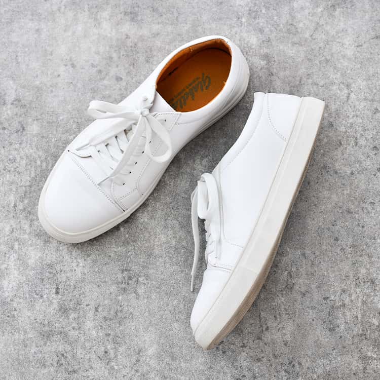 シンプルなデザインの白スニーカー