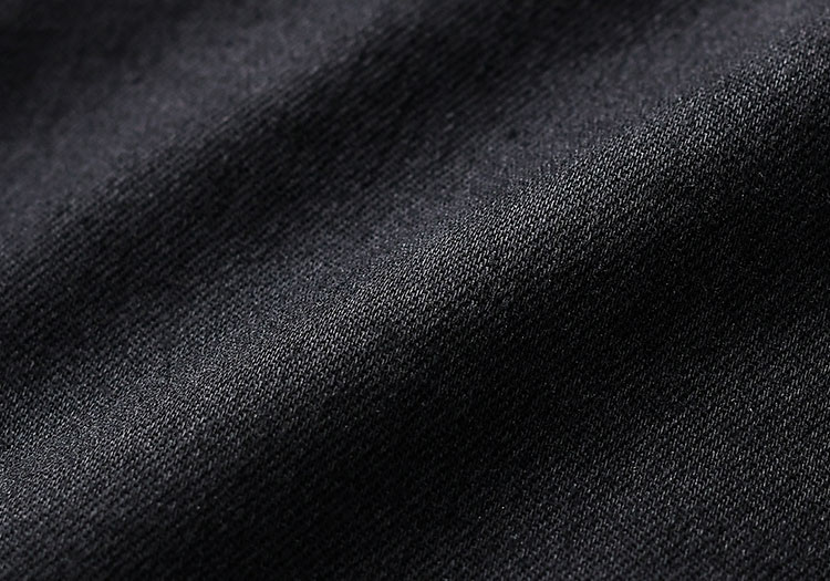 黒スキニーパンツの生地感