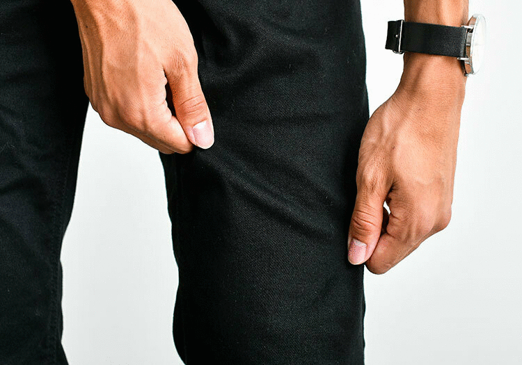 黒スキニーパンツのストレッチ感