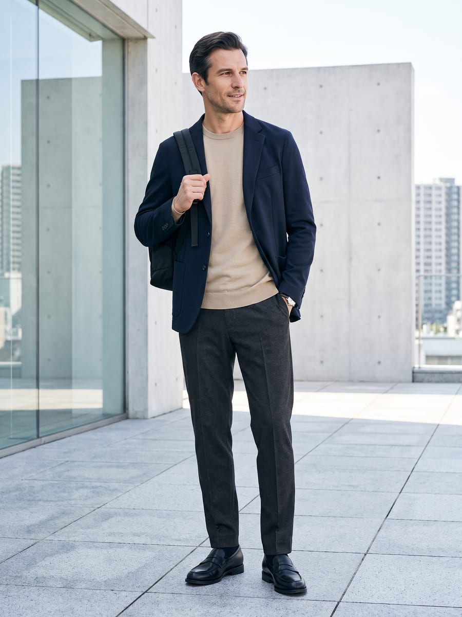 ブラックのパンツに、ネイビーのジャケット