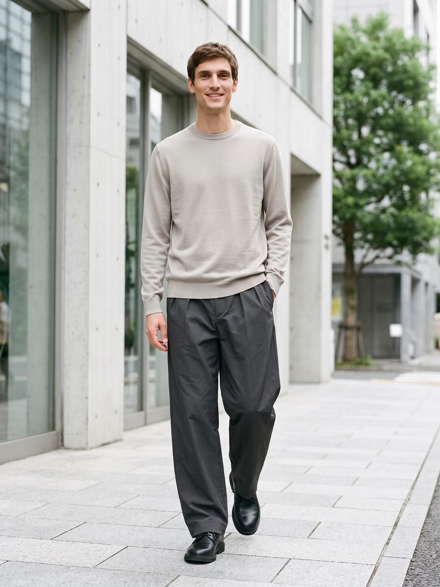 グレージュのニットと合わせる、スミクロのセットアップ
