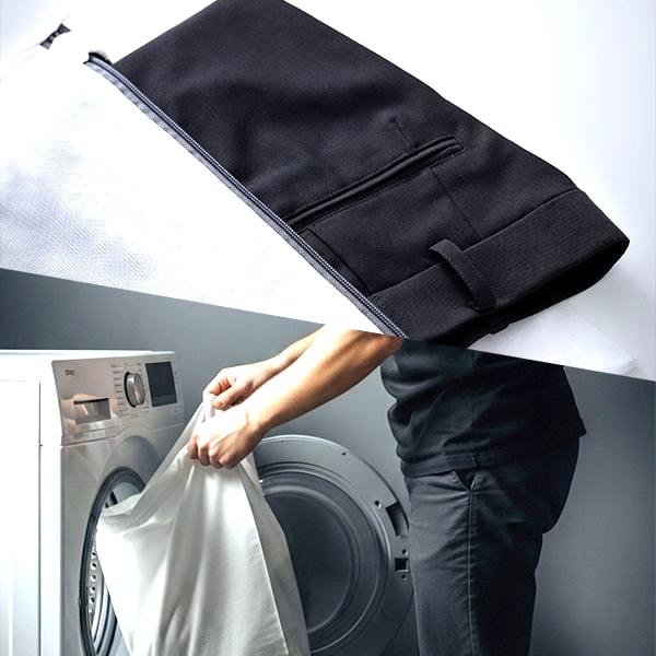 洗濯機の前でパンツを取り出す手元