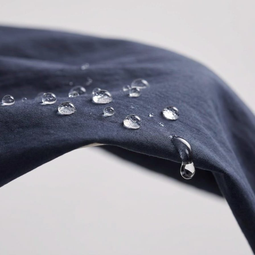 ネイビーの生地の上で玉になった水滴
