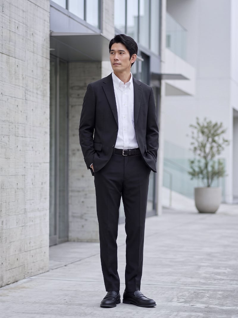 ブラックのCODEイージーパンツを正面から見たところ。腰にゆとりを残し、裾へ細くなる線