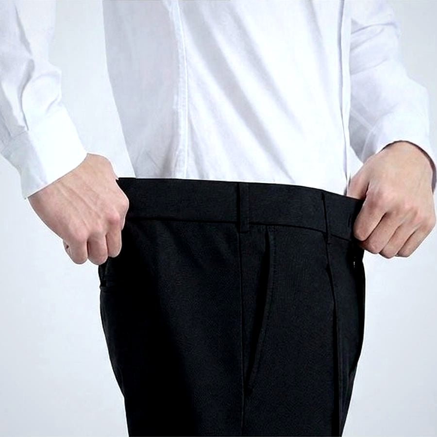 ウエストを両手で軽く引くと、ゴムが伸びるところ