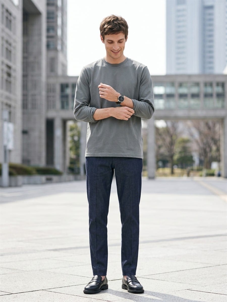 ワンウォッシュのパンツに、グレーのTシャツ