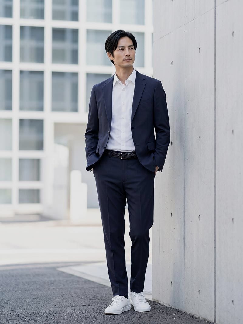 ネイビーのCODEジャケットに白いシャツと同色のパンツ