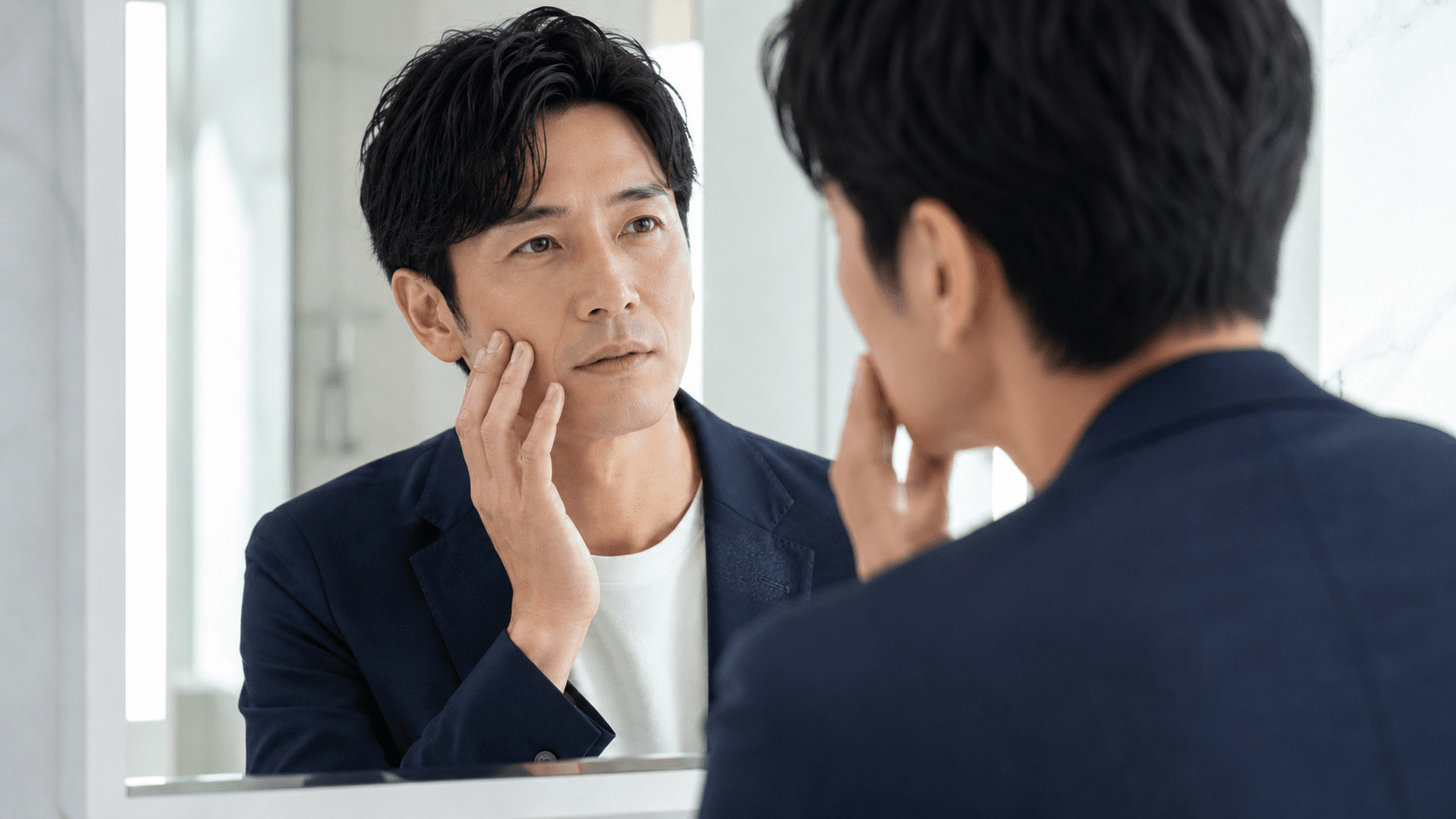 服はきちんと着こなしているビジネスマン。肌の印象で仕上がりに差が出ることを示す体験写真