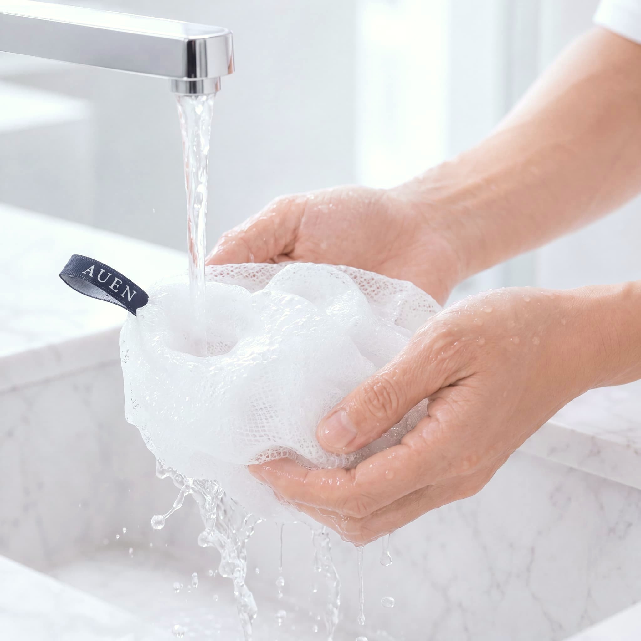 ネットを水かぬるま湯で濡らす様子