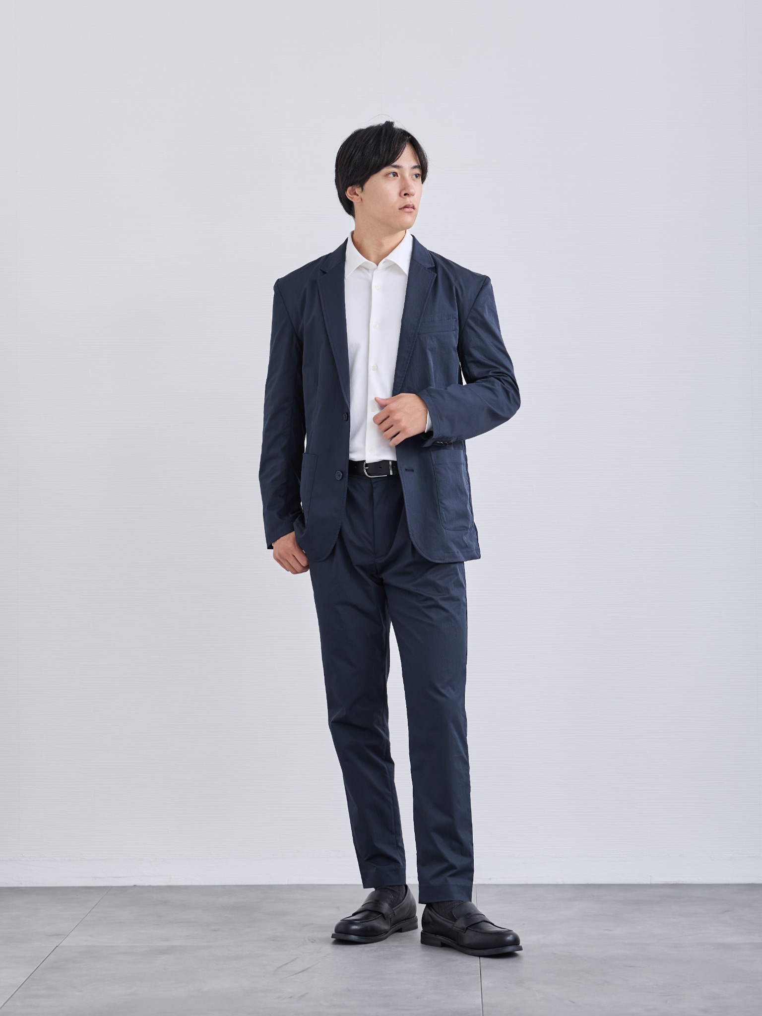 シャツと革靴でCODE HAL セットアップを着用し商談に向かう40代男性