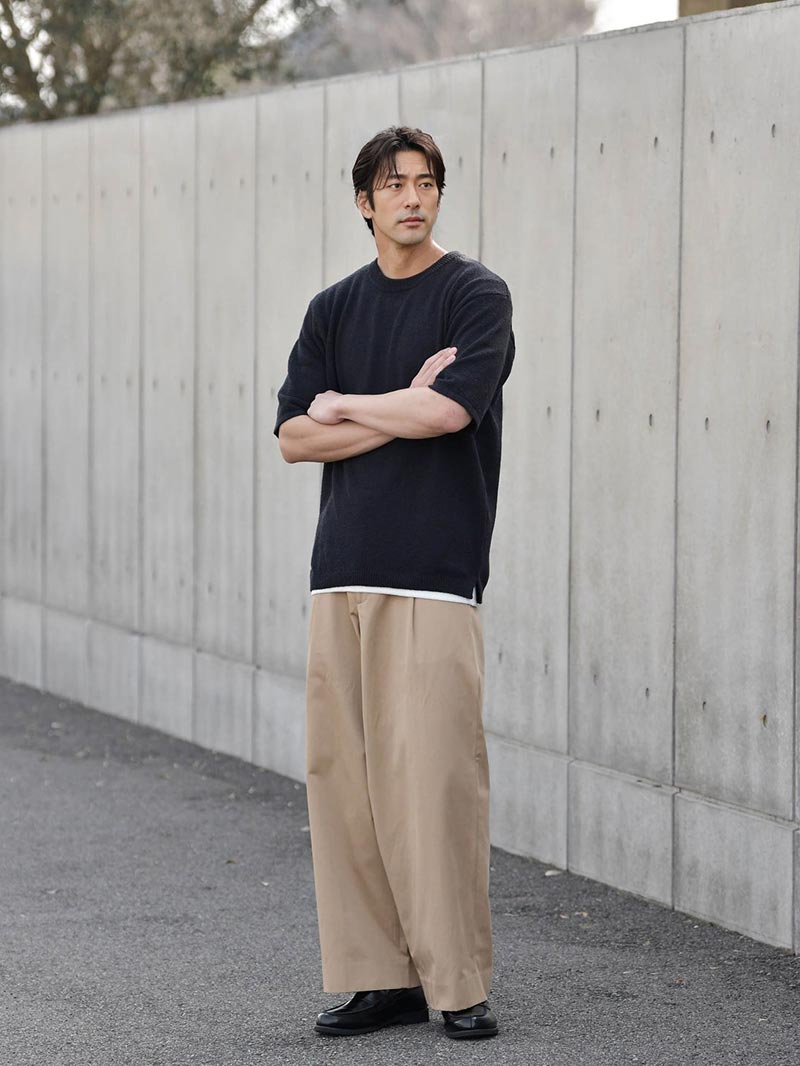 テクスチャーサマーニットを使った夏のコーディネート例