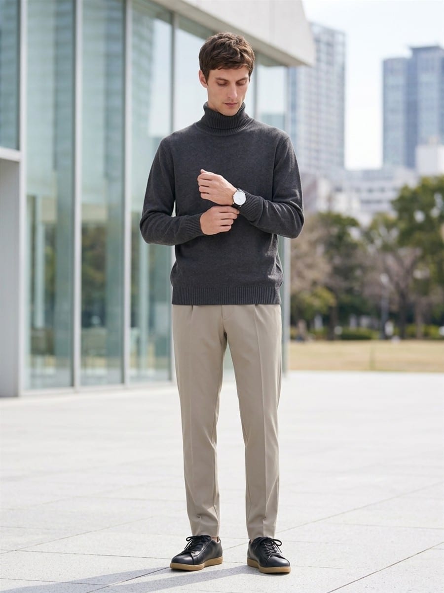チャコールのニットに、ベージュのパンツ