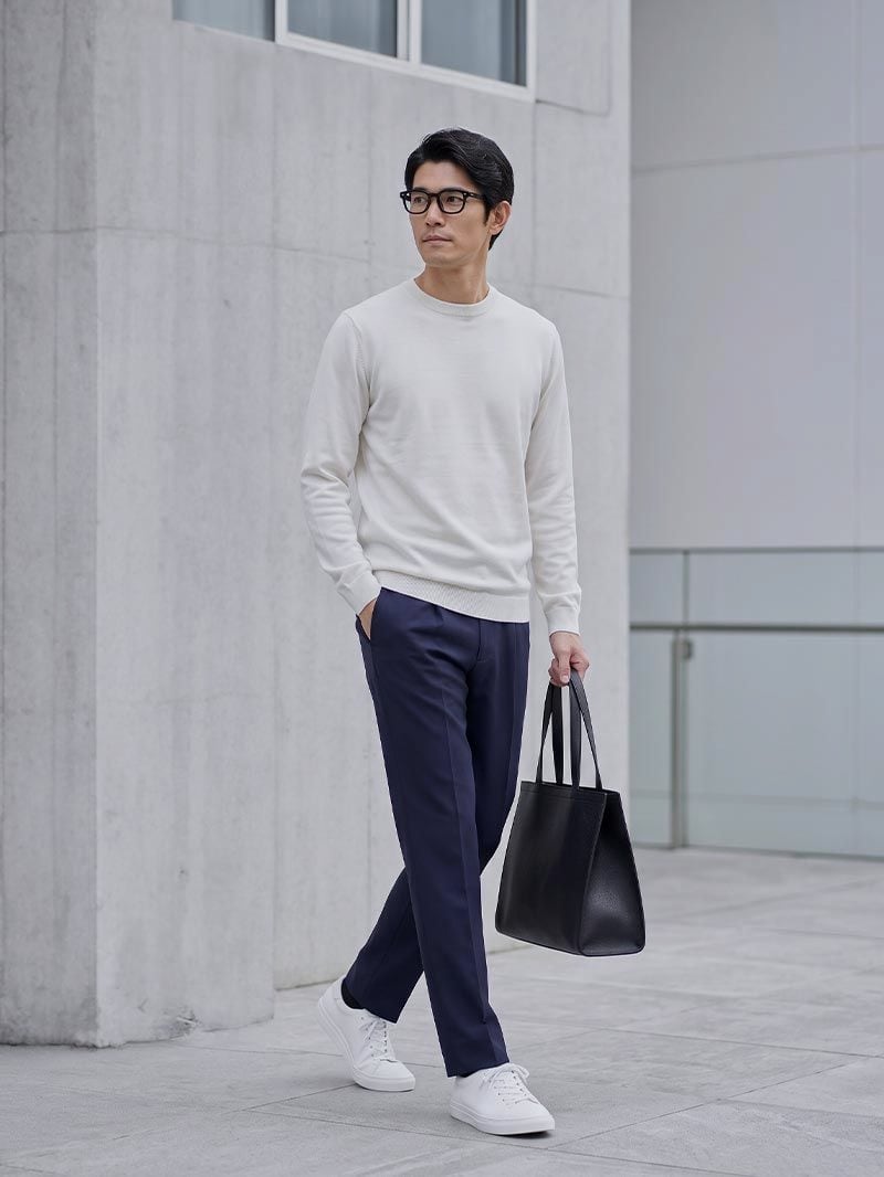 白のCODEシルクニットにネイビーのパンツ