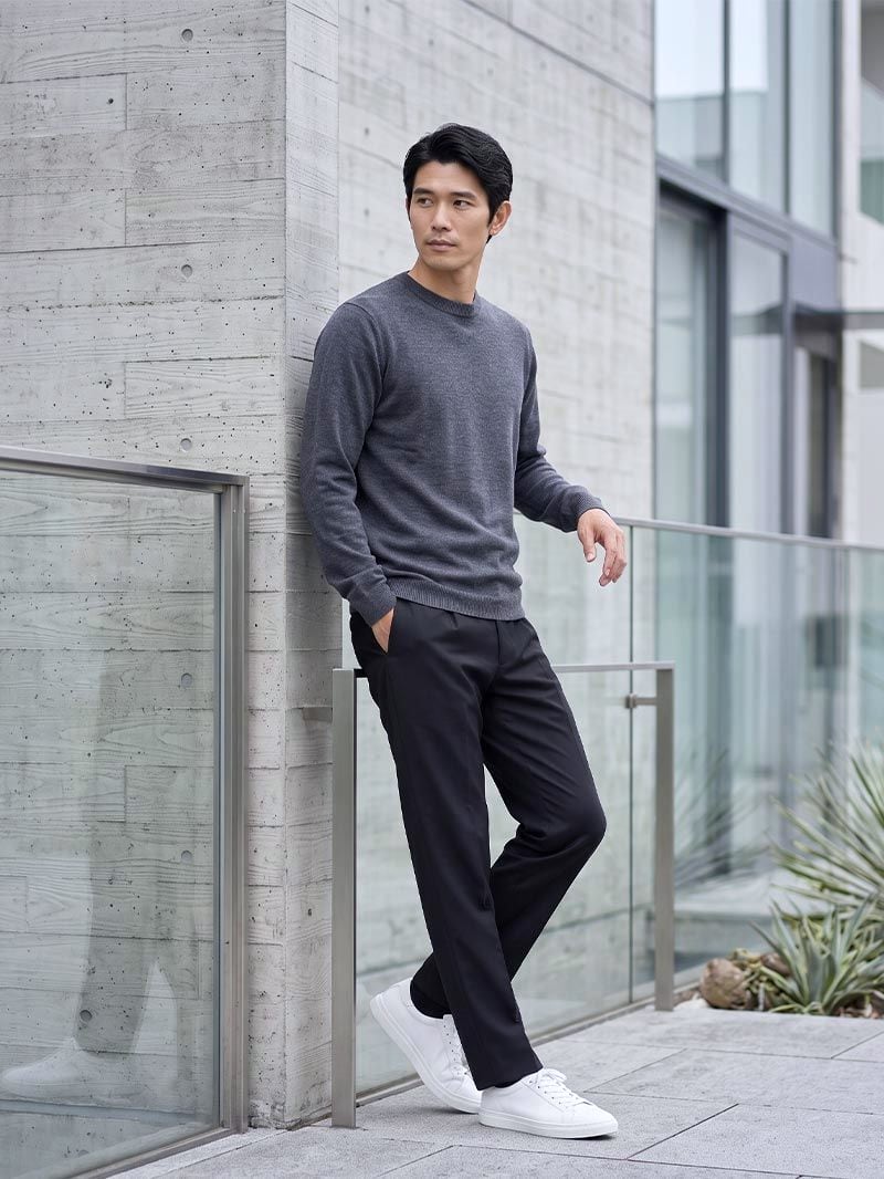 チャコールのCODEシルクニットに同系色のパンツ