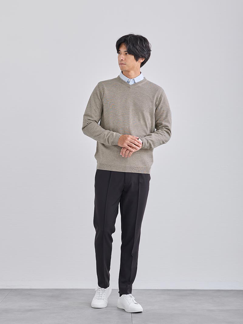 CODEシルクVネックニット（グレージュ）のコーディネート