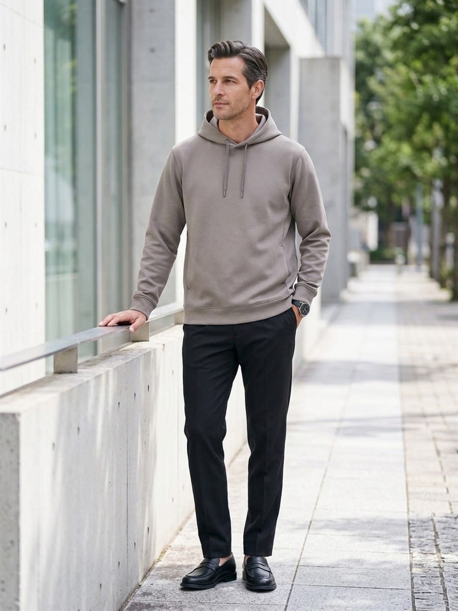 ブラックのパンツと合わせる、グレージュのパーカー