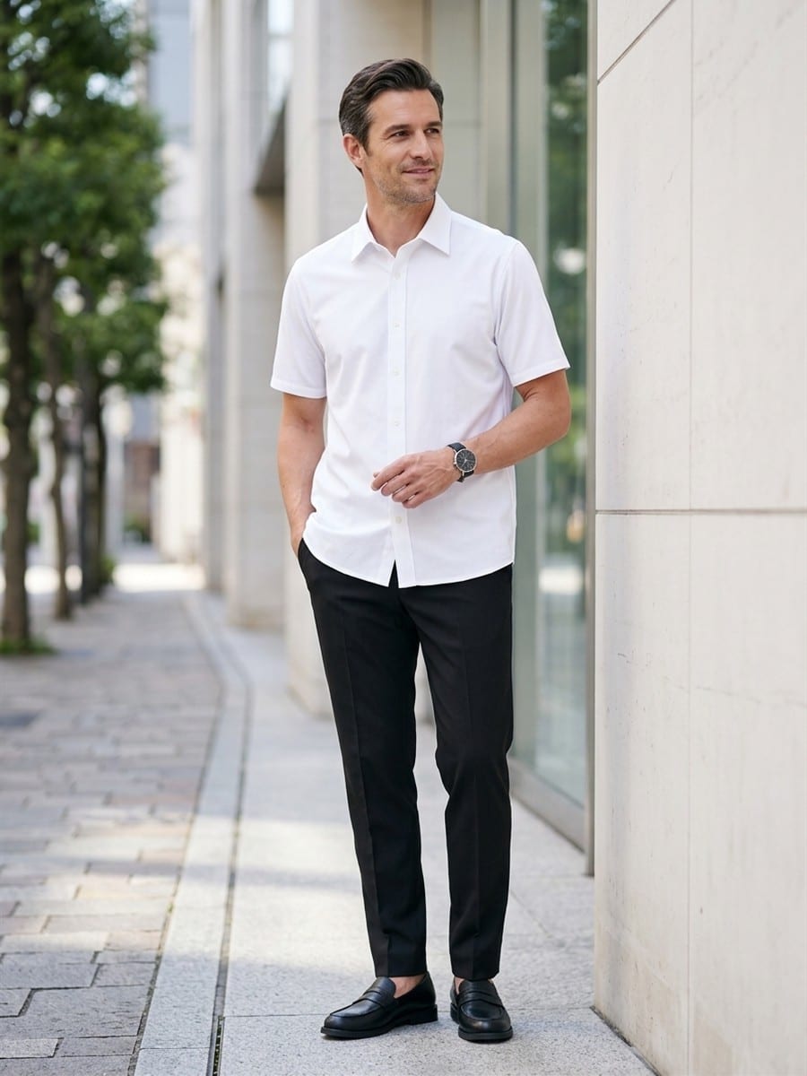 ブラックのパンツと合わせる、ホワイトのシャツ