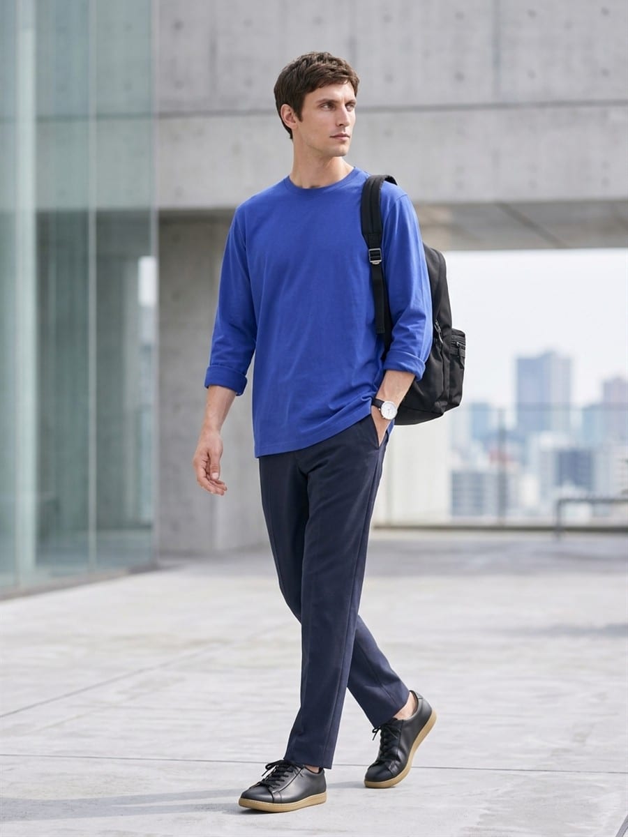 ネイビーのパンツと合わせる、ロイヤルブルーのTシャツ
